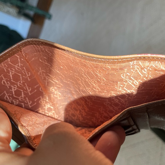 YSL Vintage Brown Leather Trifold Wallet with Internal Kisslock Coin Pocket - Picture 9 of 15